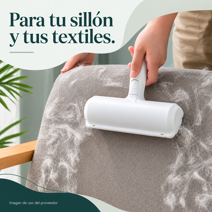 AtrapaPelo en uso sobre un sillón de tela gris con pelo de mascota