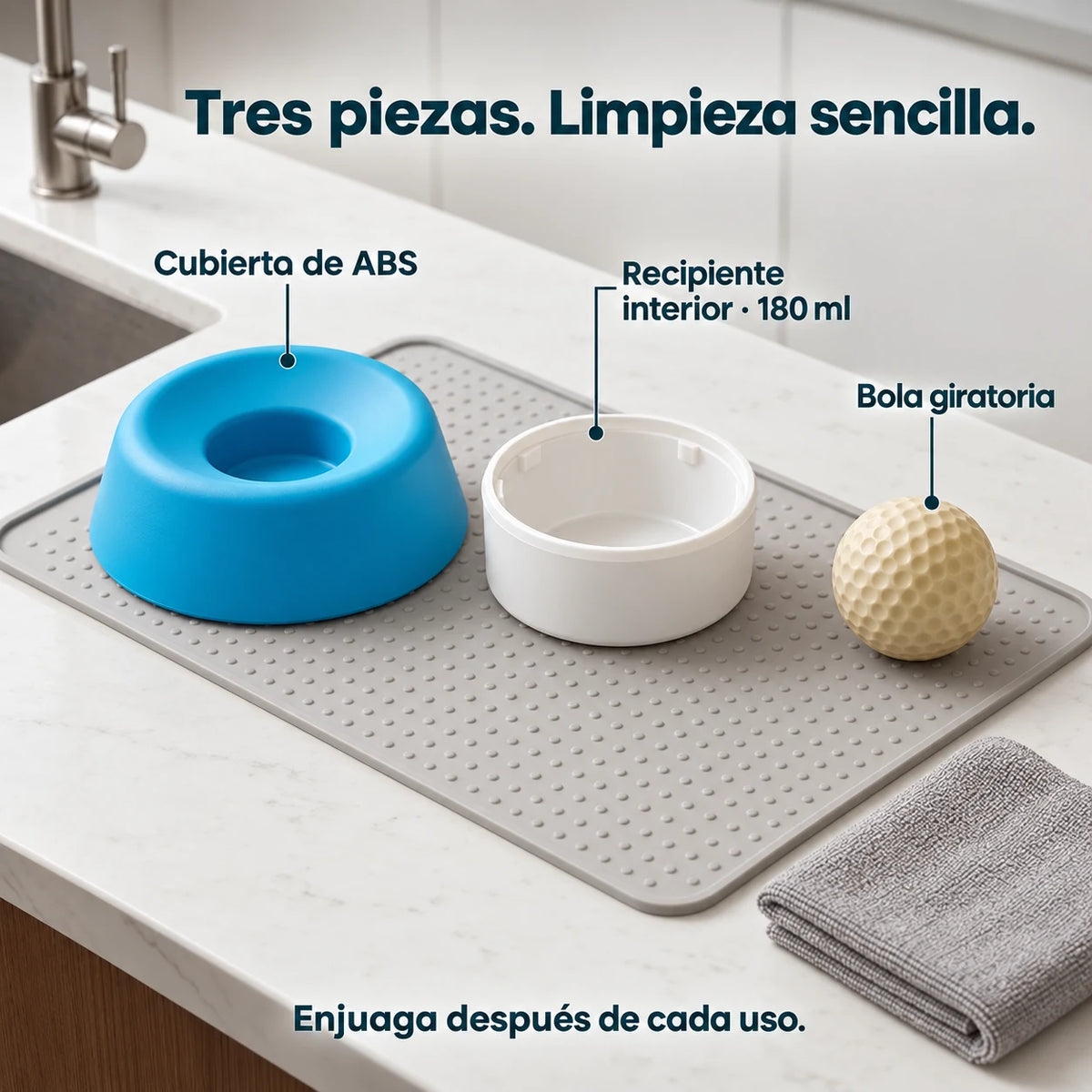 Tres piezas del NutriGiro azul: cubierta, recipiente y bola giratoria
